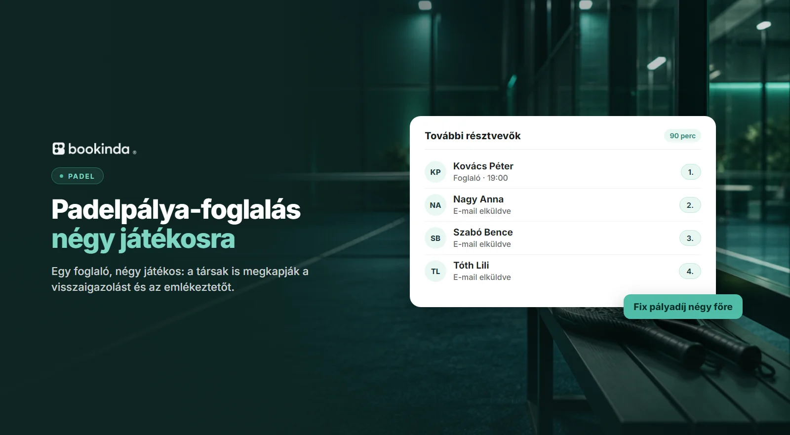 Esti padelpálya üvegfallal, a padon két padelütő és labdák, előtte egy foglalás kártyája négy játékos nevével.